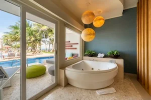 https://www.palmarbeachresortandspa.com.mx/galleries/Suites/PREMIUM CORNER SUITE SWIM UP TERRACE.webp